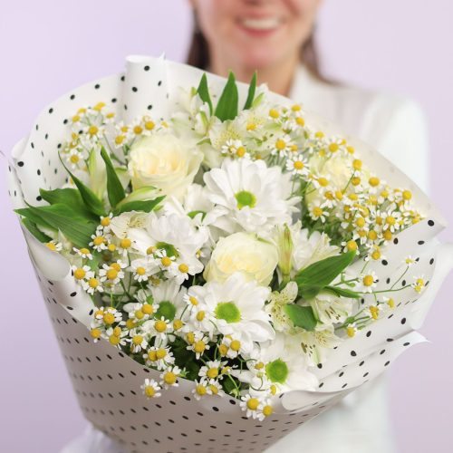 Очаровательный букет с ромашками