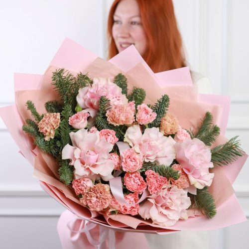 Объемный букет с пионовидными розами