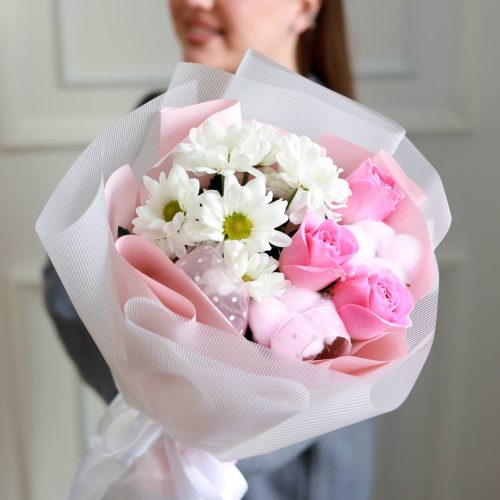 Стойкий букет с нежными цветами