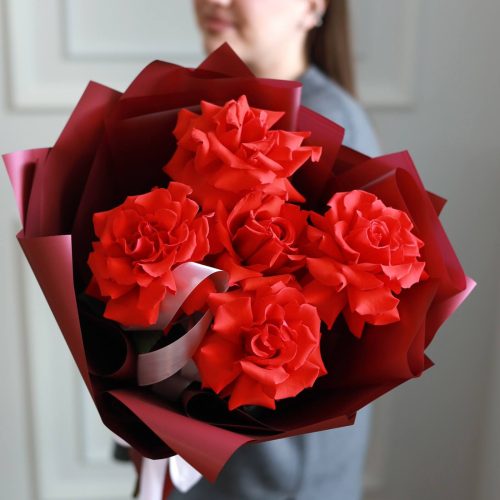Яркий букет алых французских роз