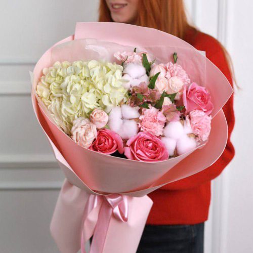 Нежный букет с гортензией и диантусами