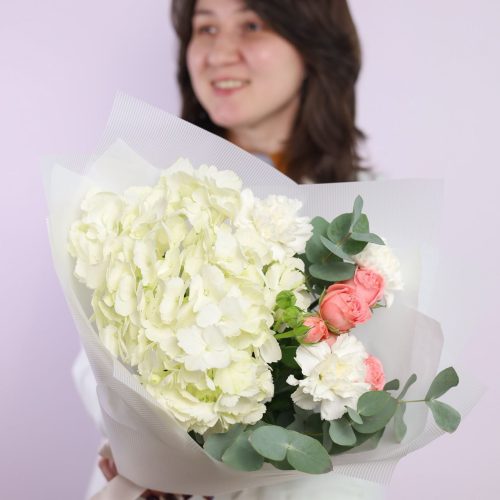 Пышный букет с гортензией