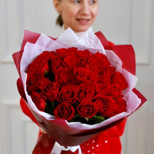 Стильный букет красных роз в оформлении