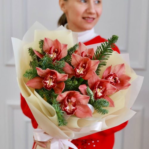 Стойкий букет орхидей и эвкалипта