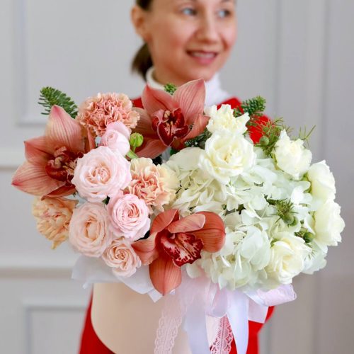 Нежная композиция с гортензией и орхидеями