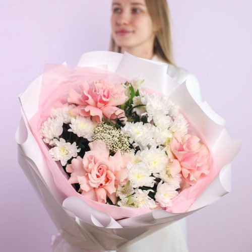 Пышный букет с кружевными розами