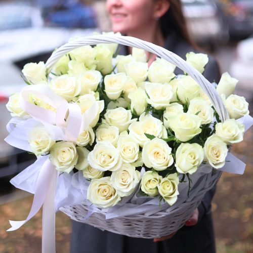 Великолепная корзина из 51 белой розы