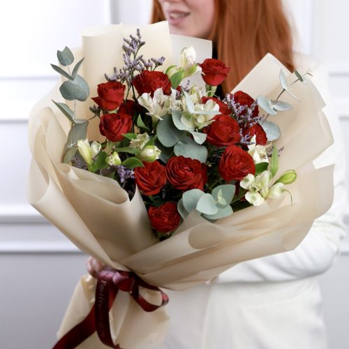 Яркий букет с пионовидными розами