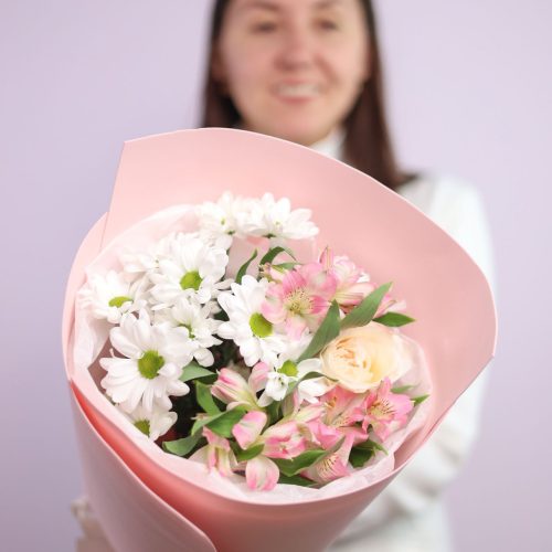 Милый букет с альстромерией