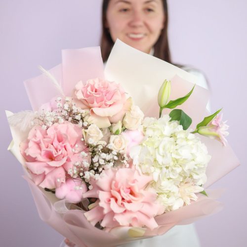 Нежный букет с пионовидной лилией