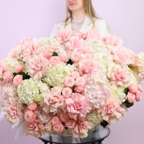 Великолепная корзина цветов "Нежное прикосновение"