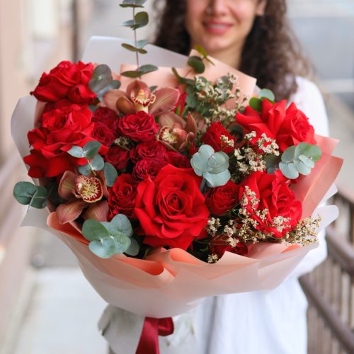 Роскошный букет в бордовой гамме