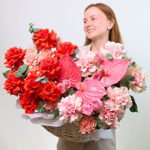 Авторская корзина цветов "Алый рассвет"