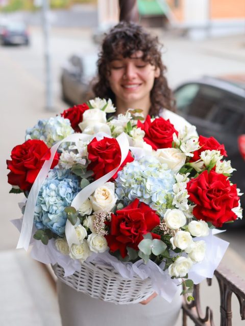Роскошная корзина с крупными цветами