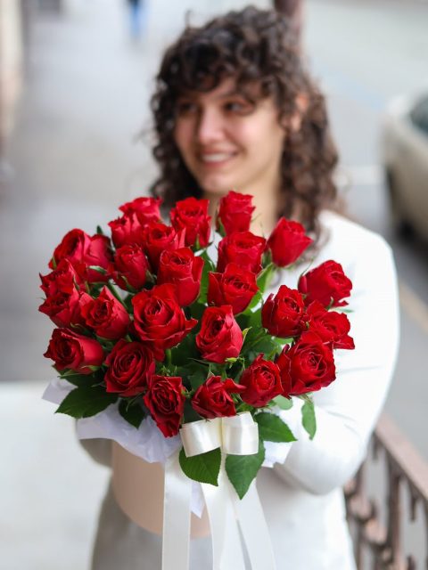 Композиция из 25 красных роз