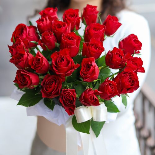 Композиция из 25 красных роз