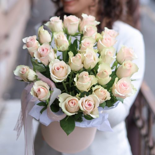 Композиция из 25 кремовых роз