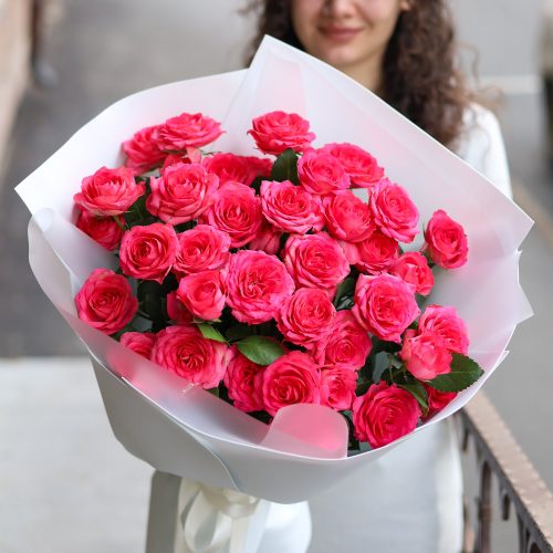 Букет крупных кустовых пионовидных роз