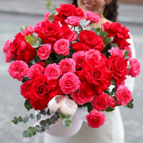 Великолепная композиция с крупными розами