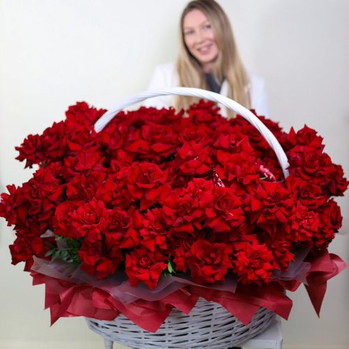Роскошная корзина красных французских роз