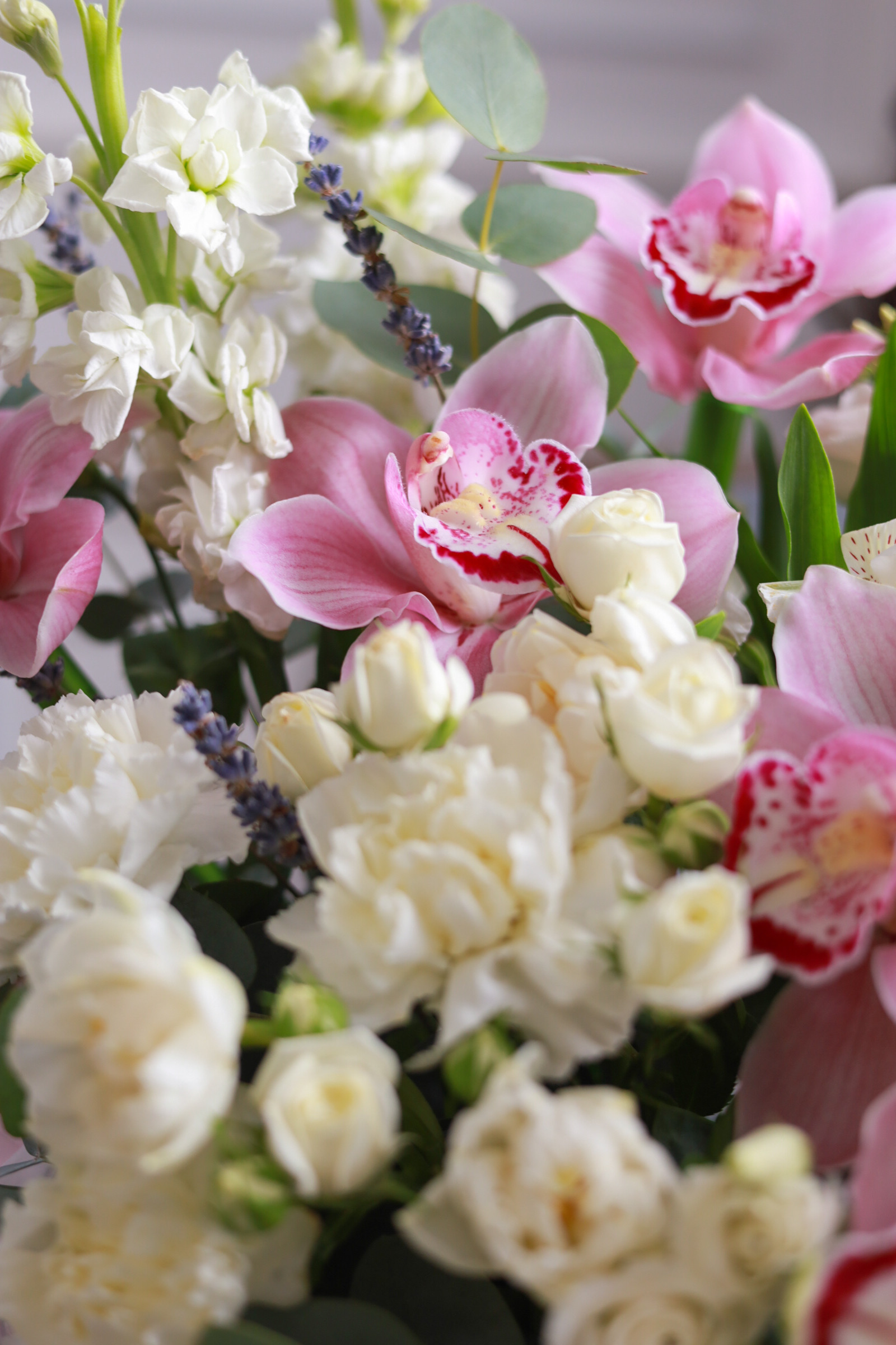 Раскидистая весенняя композиция ароматных цветов — изображение 5