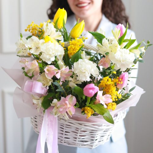 Ароматная корзина весенних цветов