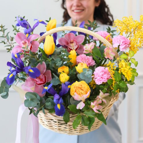 Корзина цветов "Весенняя охапка"
