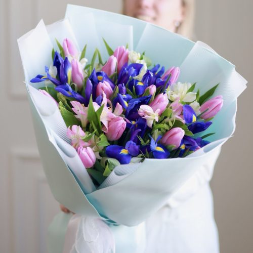 Объемный букет с ирисами и тюльпанами