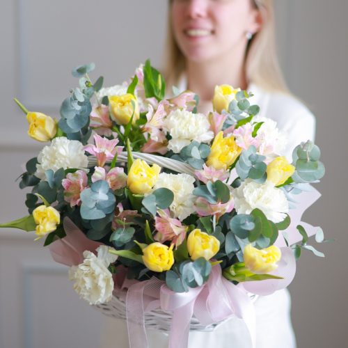 Весенняя корзина с тюльпанами и эвкалиптом