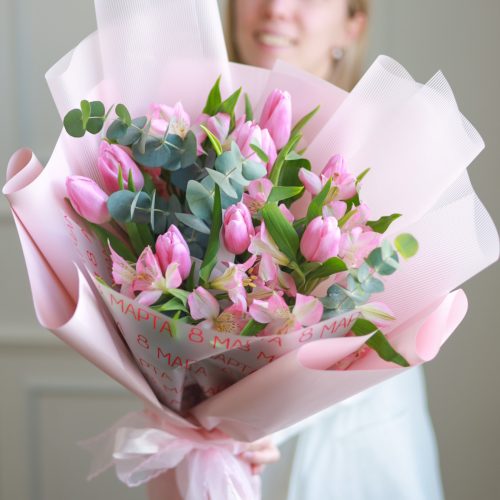 Стойкий букет с тюльпанами и альстромерией