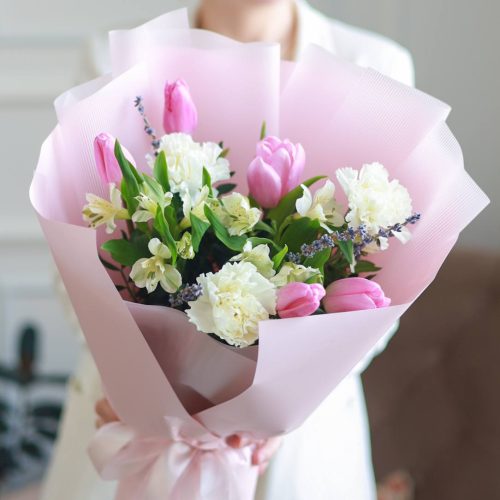 Весенний букет с тюльпанами и лавандой