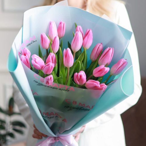 21 розовый тюльпан в оформлении