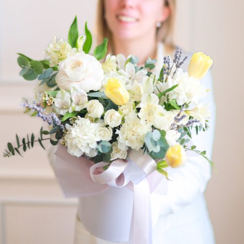 Весенняя композиция в белой гамме