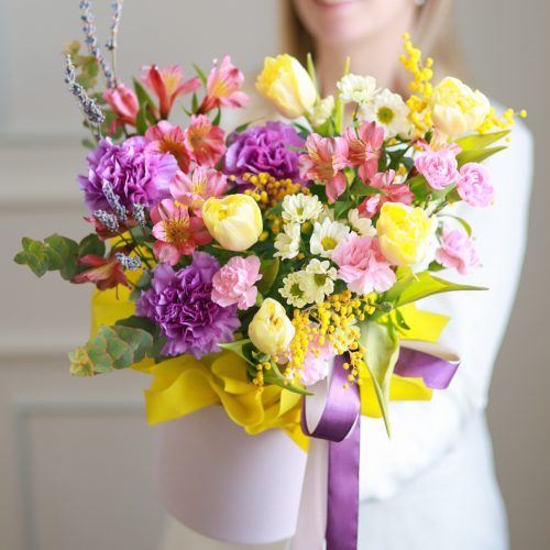 Солнечная композиция со стойкими цветами