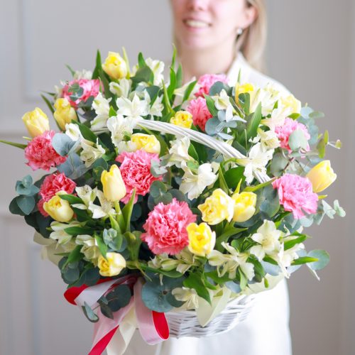 Роскошная корзина весенних цветов