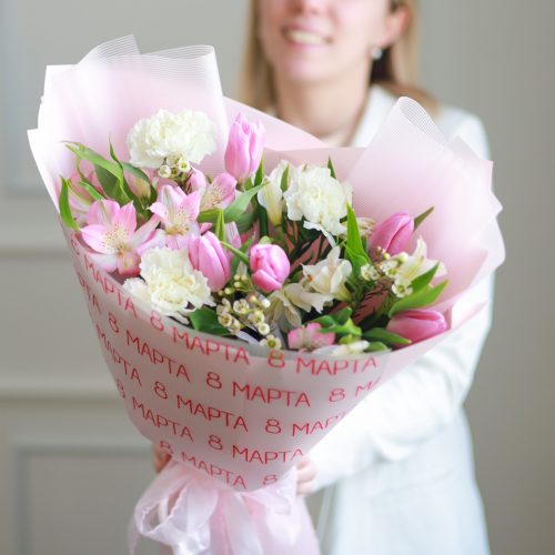 Нежный весенний букет с тюльпанами и диантусами