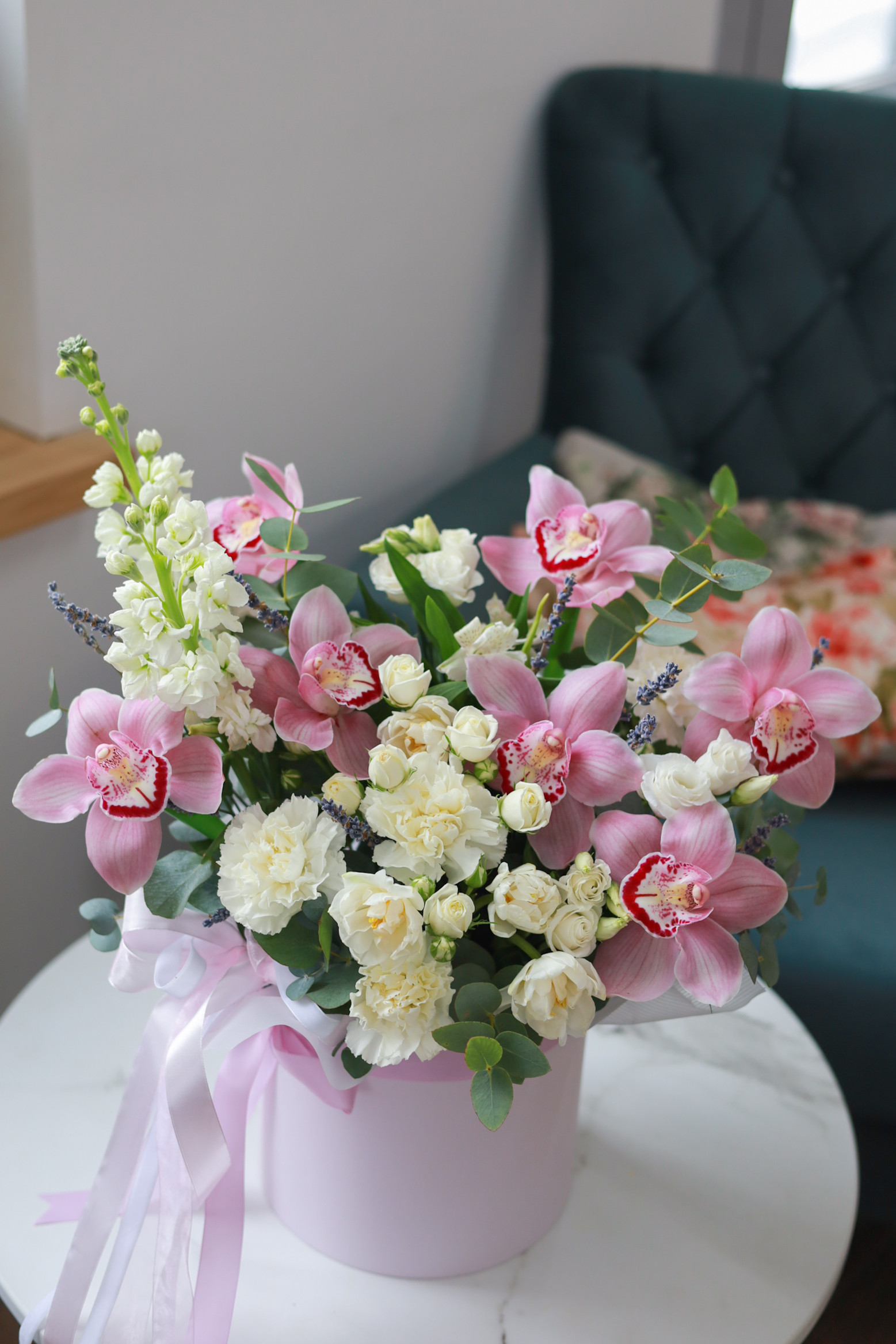 Раскидистая весенняя композиция ароматных цветов — изображение 4