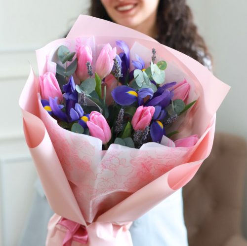 Очаровательный букет с ирисами и тюльпанами