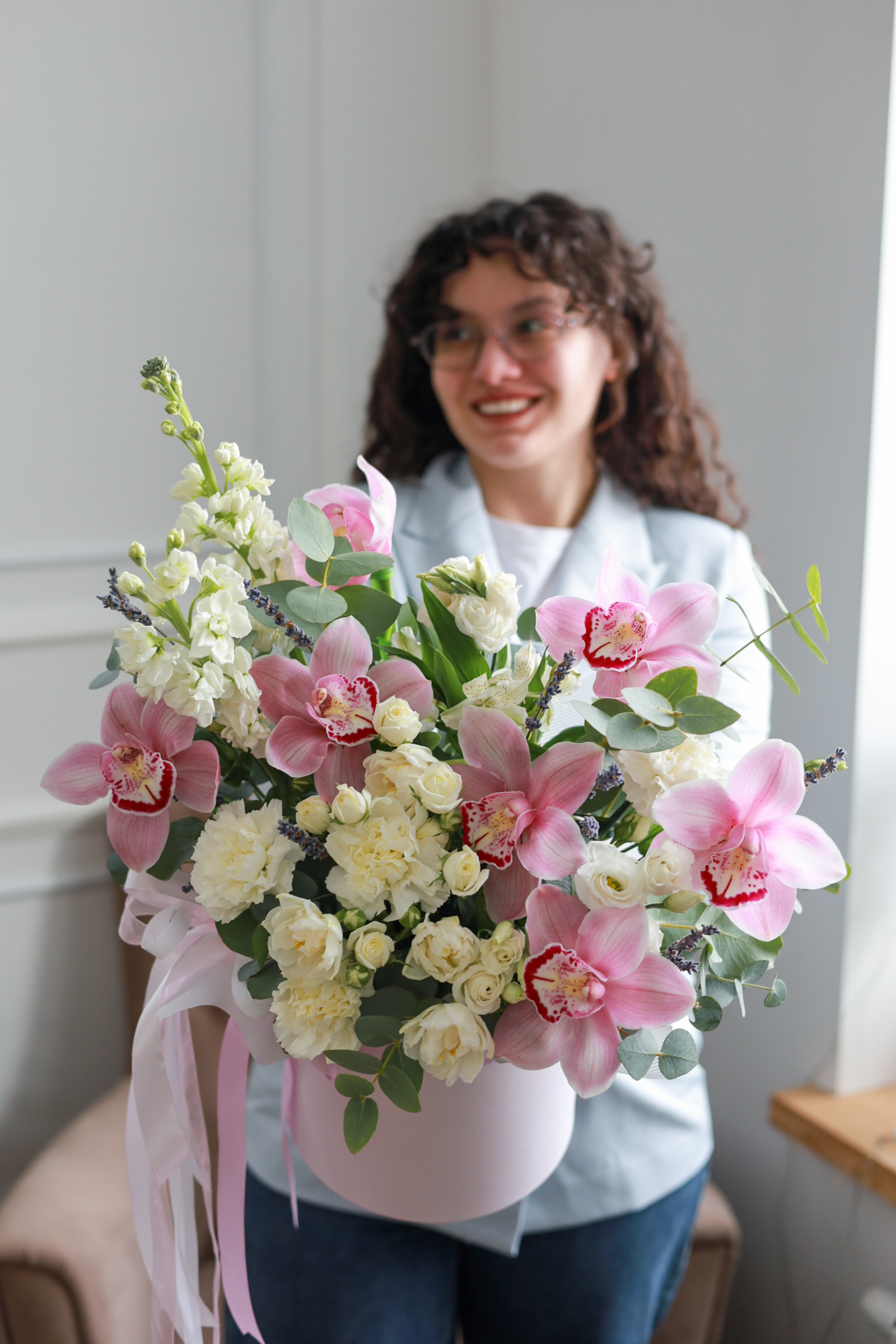 Раскидистая весенняя композиция ароматных цветов — изображение 3