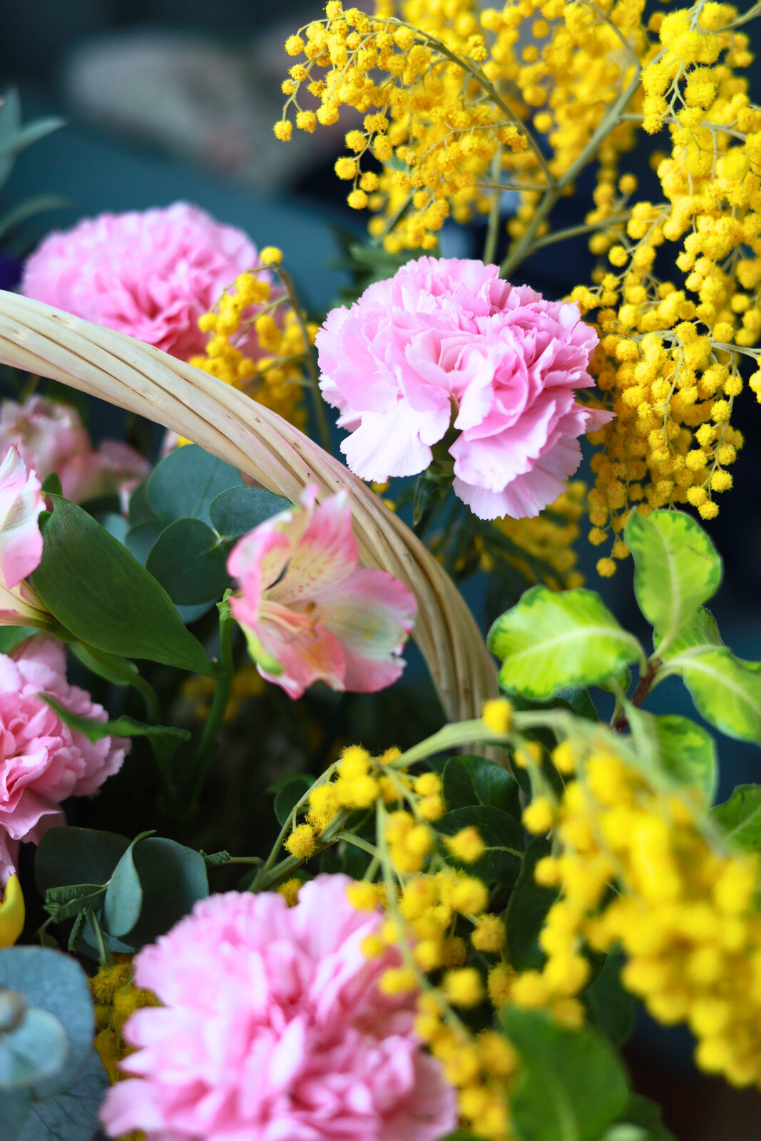 Корзина цветов "Весенняя охапка" — изображение 3