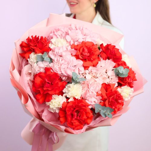 Роскошный романтичный букет с гортензиями