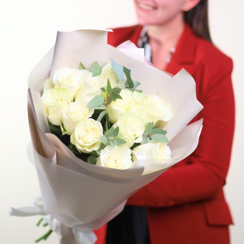 Букет крупных белых роз с эвкалиптом