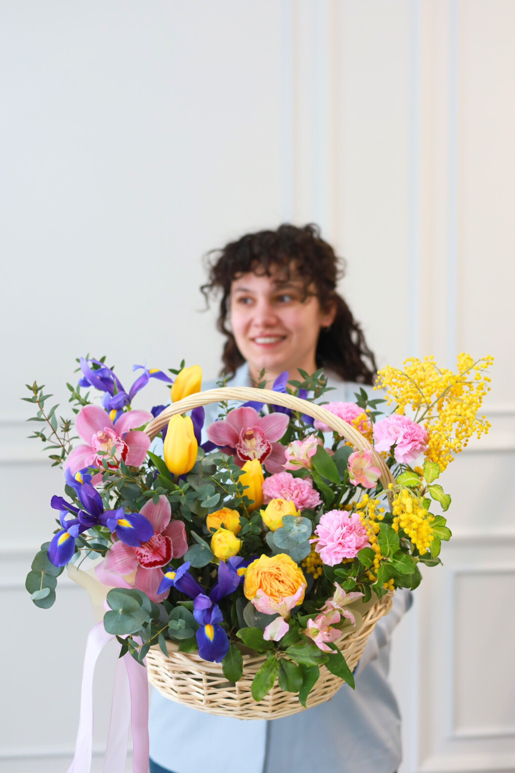 Корзина цветов "Весенняя охапка" — изображение 2