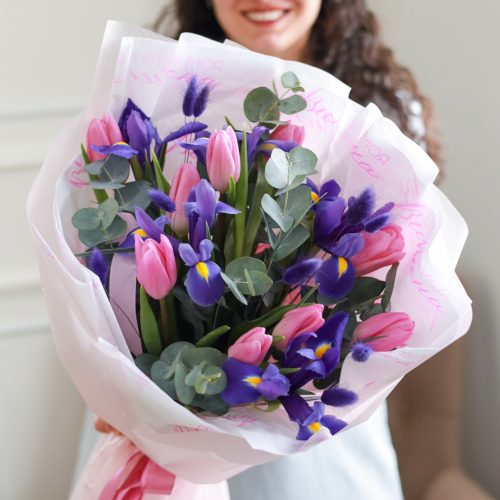Ароматный букет ирисов с тюльпанами