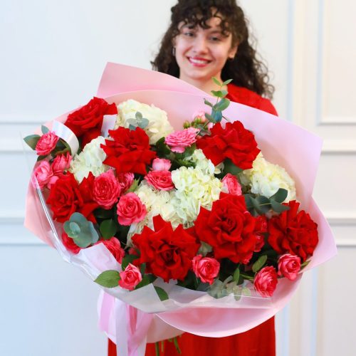 Великолепный авторский букет с крупными розами