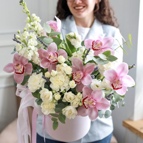 Раскидистая весенняя композиция ароматных цветов