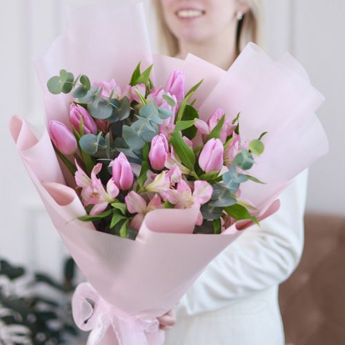 Стойкий букет с тюльпанами и альстромерией