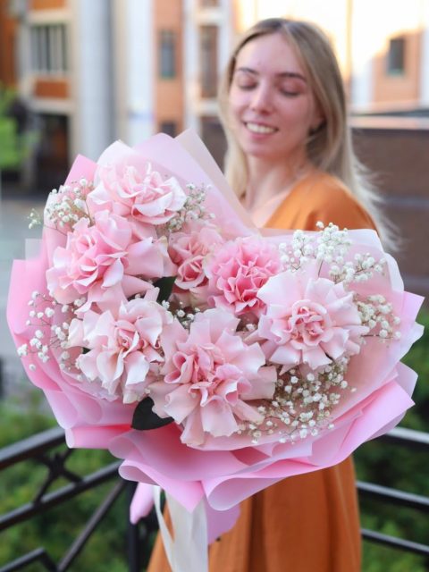 Букет крупных ажурных роз и гипсофилы