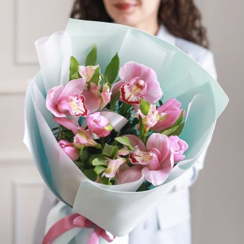 Очаровательный букет с орхидеями и тюльпанами