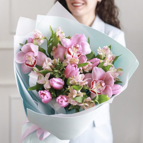 Воздушный букет стойких цветов с тюльпанами